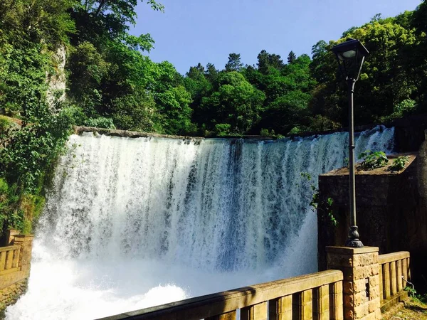 Abhazya 'nın Yeni Athos şehrinde şelale