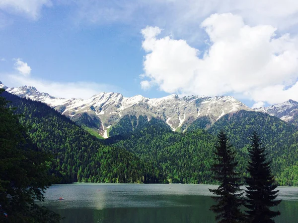 Lago Montagna Ritsa Abkhazia Una Giornata Estiva Nuvolosa — Foto Stock