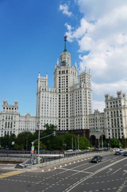 Moskova 'daki Kotelnicheskaya Embankment' te Stalinist gökdelen