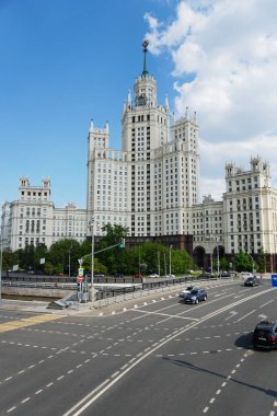 Moskova 'daki Kotelnicheskaya Embankment' te Stalinist gökdelen