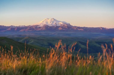 Yazın Elbrus yanardağının manzarası