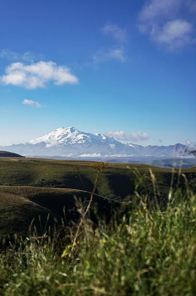 Kilátás Elbrus Vulkánra Nyáron — Stock Fotó