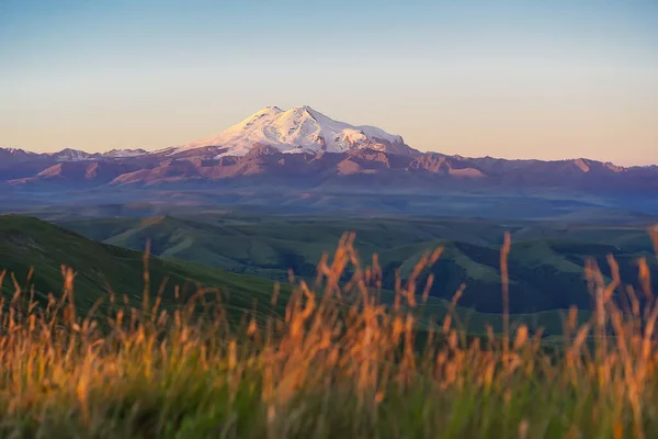 Yazın Elbrus yanardağının manzarası