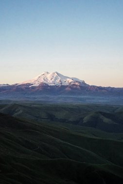 Yazın Elbrus yanardağının manzarası