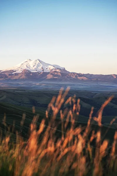 Yazın Elbrus yanardağının manzarası