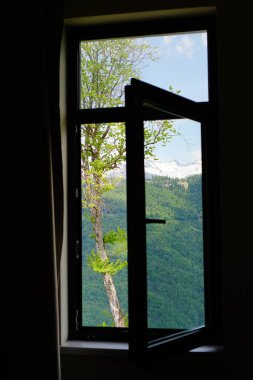 Rusya 'nın Rosa Khutor' daki Soçi Dağı yaz manzarası                               