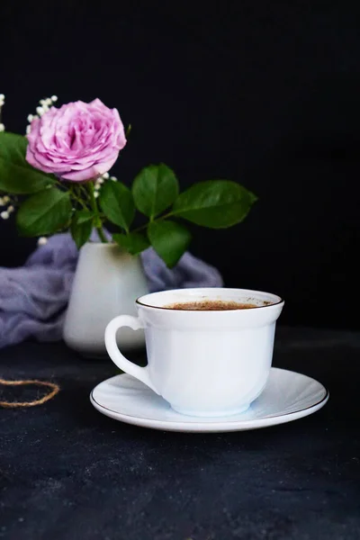 Taza Café Rosa Rosa Jarrón Sobre Mesa — Foto de Stock