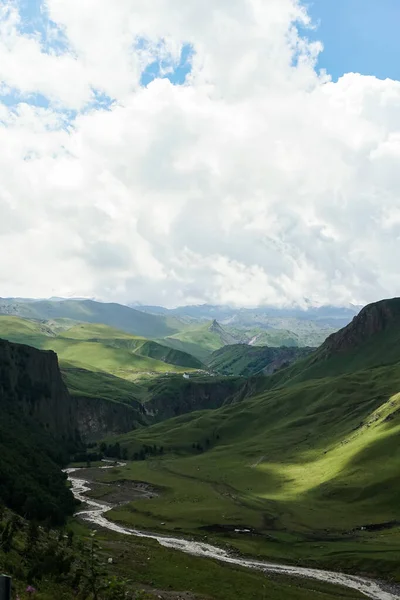 Montanha Paisagem Verde Encostas Montanha Dia Nublado Verão — Fotografia de Stock