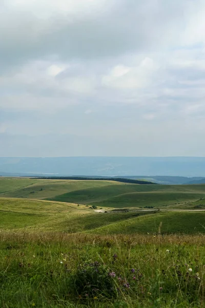 Montanha Paisagem Verde Encostas Montanha Dia Nublado Verão — Fotografia de Stock