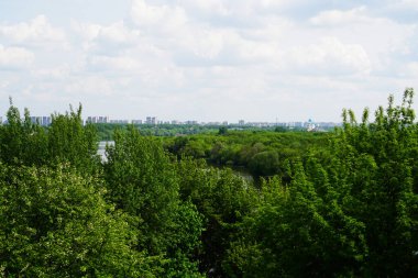 Yazın Kolomenskoye parkından Moskova manzarası