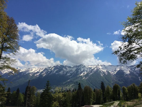 Berge Ferienort Gazprom Sotschi Frühling — Stockfoto