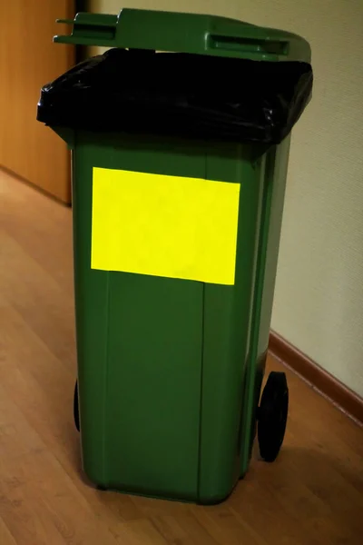 green container for collecting medical waste in medical institutions
