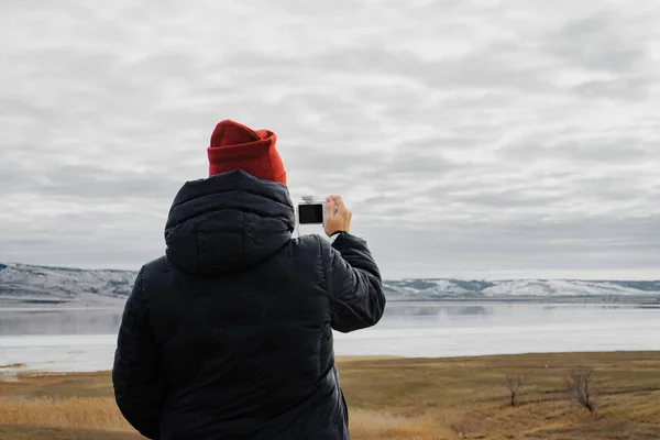Meisje Fotografeert Het Landschap Camera Tijdens Het Reizen — Stockfoto