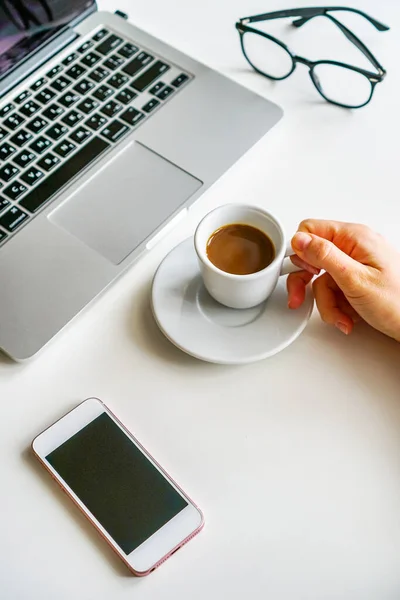 Taza Café Portátil Portátil Mano Femenina Sobre Mesa Sobre Fondo — Foto de Stock