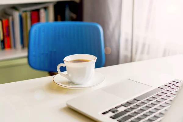 Taza Café Portátil Pie Escritorio Día Soleado — Foto de Stock