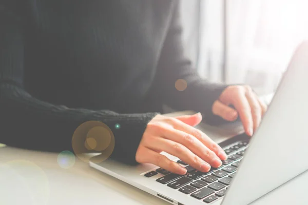 Chica Escribiendo Teclado Portátil Continuación Una Taza Café — Foto de Stock