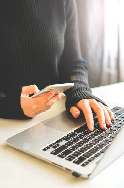 Chica Escribiendo Teclado Portátil Continuación Una Taza Café — Foto de Stock