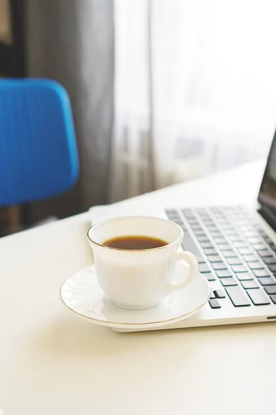 Taza Café Portátil Pie Escritorio Día Soleado — Foto de Stock