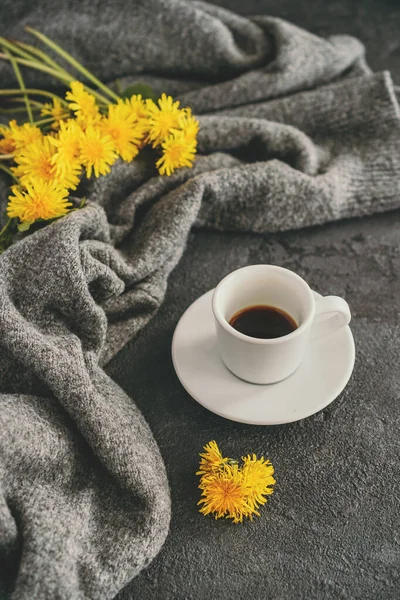 Una Taza Café Dientes León Amarillos Están Sobre Fondo Negro — Foto de Stock