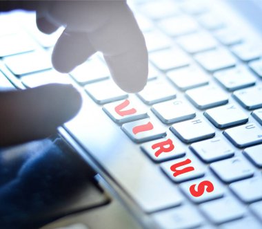 Kırmızı VIRUS yazılı bilgisayar klavyesi. Modern bilgisayar teknolojisi kullanarak virüs sorununu çözme kavramı.