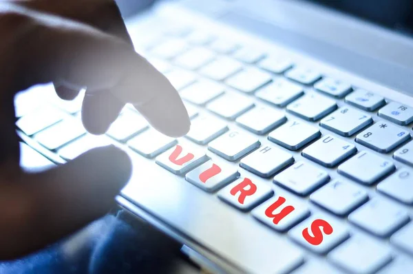 Kırmızı VIRUS yazılı bilgisayar klavyesi. Modern bilgisayar teknolojisi kullanarak virüs sorununu çözme kavramı.