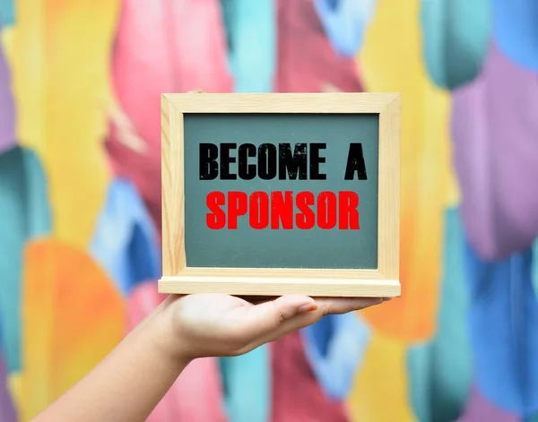Karatahta yazılı kadın eli Bir Sponsor Oluyor.