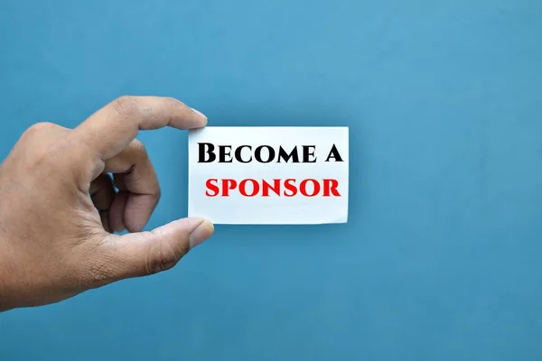 Kartvizitte yazan el ele tutuşan adam bir sponsor olur..