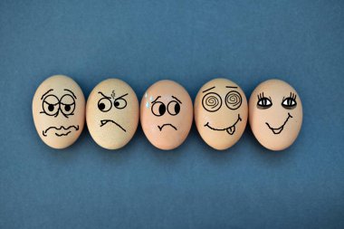 Düz siyah arka planda izole edilmiş farklı duygulara sahip komik yumurta ifadeleri kavramı.