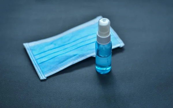 Coronavirus covid-19 önleme seyahat maskeleri ve el temizliği için dezenfektan..