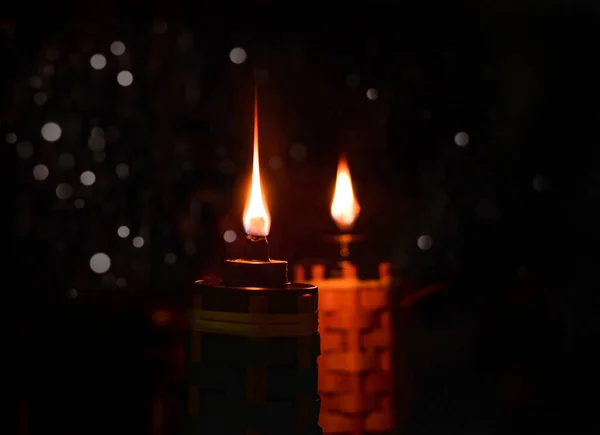Selamat Hari Raya için petrol lambası. Müslümanların yeni yılını Bokeh etkisiyle karşılıyor. Düşük ışık görünümlü resim.
