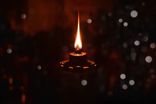 Selamat Hari Raya için petrol lambası. Müslümanların yeni yılını Bokeh etkisiyle karşılıyor. Düşük ışık görünümlü resim.