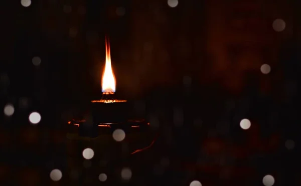 Selamat Hari Raya için petrol lambası. Müslümanların yeni yılını Bokeh etkisiyle karşılıyor. Düşük ışık görünümlü resim.