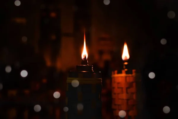 Selamat Hari Raya için petrol lambası. Müslümanların yeni yılını Bokeh etkisiyle karşılıyor. Düşük ışık görünümlü resim.