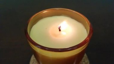 Cam bardakta yanan sarı mum, aromatik konsept.