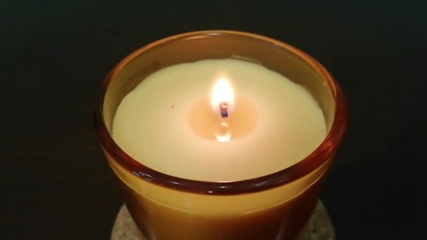 Hořící Žlutá Svíčka Skleněném Šálku Aromatický Koncept — Stock video