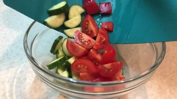Cozinhar Salada Legumes Frescos Cozinha Feminina Deliciosa Salada Fresca Para — Vídeo de Stock