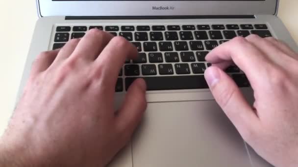 男人的手在笔记本电脑键盘上打字.一个商人在网上工作. — 图库视频影像