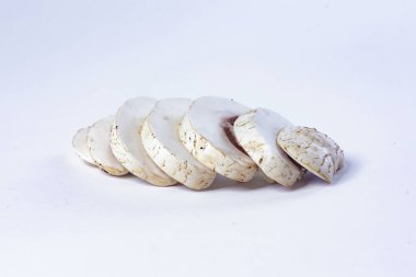 Porcini mantarları, şampiyonlar, beyaz tabakta, tahta tahtada, siyah tabakta