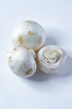 Porcini mantarları, şampiyonlar, beyaz tabakta, tahta tahtada, siyah tabakta