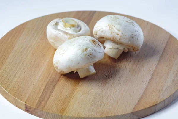 Cogumelos Porcini Champinhons Uma Placa Branca Uma Placa Madeira Uma — Fotografia de Stock