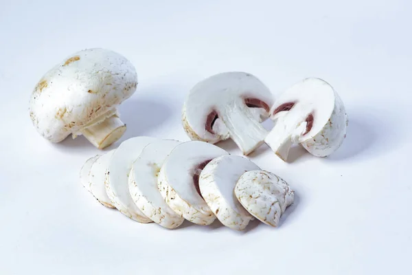 Funghi Porcini Champignons Piatto Bianco Una Tavola Legno Piatto Nero — Foto Stock