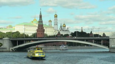 01.09.2016 Moskova. Kremlin ve kent merkezinin görünümü. Moskova Nehri üzerinde gezinti.