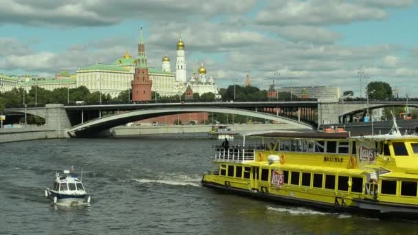 01.09.2016 Moskwa. Widok na Kreml i centrum miasta. Żeglugi na rzece Moskwa. — Wideo stockowe
