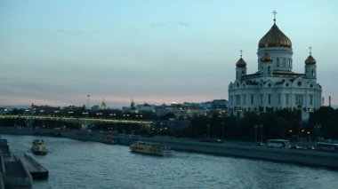Akşam Moskova. Görünümü Moskova Nehri ve Mesih İsa Katedrali.