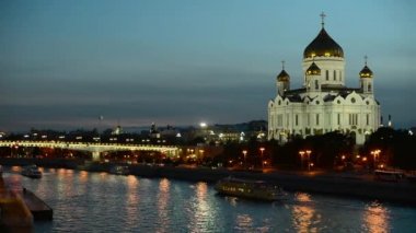Akşam Moskova. Görünümü Moskova Nehri ve Mesih İsa Katedrali.