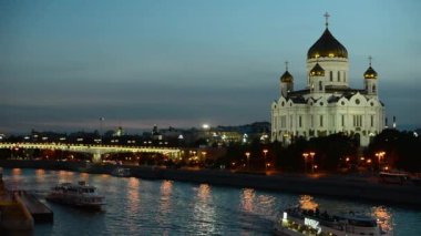 01.09.2016 akşam Moskova. Prechistenskaya dolgu. Görünümü Moskova Nehri ve Mesih İsa Katedrali.
