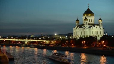 01.09.2016 akşam Moskova. Prechistenskaya dolgu. Görünümü Moskova Nehri ve Mesih İsa Katedrali.