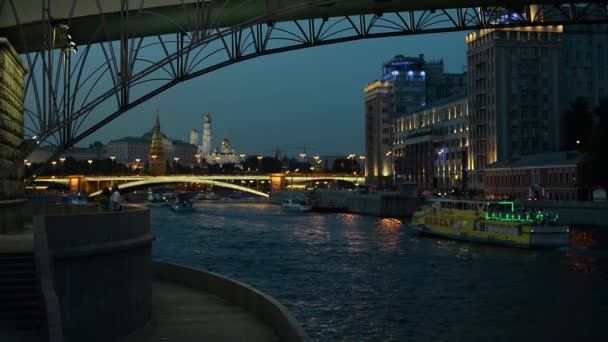 01.09.2016 Evening Moscow. Bersenevskaya embankment. Navigation on the Moscow river. — Stock Video