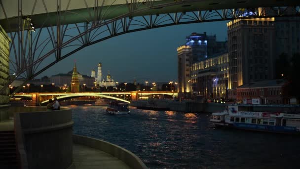 01.09.2016 akşam Moskova. Bersenevskaya dolgu. Moskova Nehri üzerinde gezinti. — Stok video