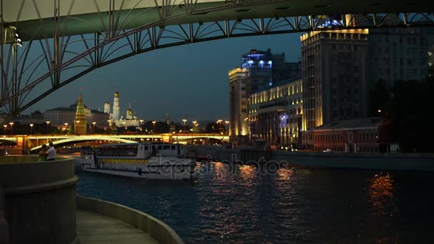 01.09.2016 kvällen Moskva. Bersenevskaya vallen. Navigering på floden Moskva. — Stockvideo